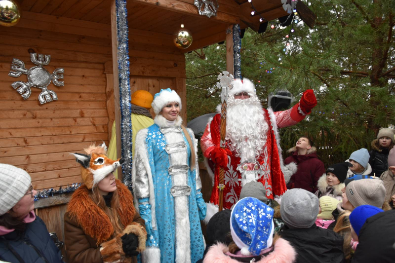 В Волковысском лесничестве в деревне Замковой снова открылась Усадьба Деда Мороза (+Видео)